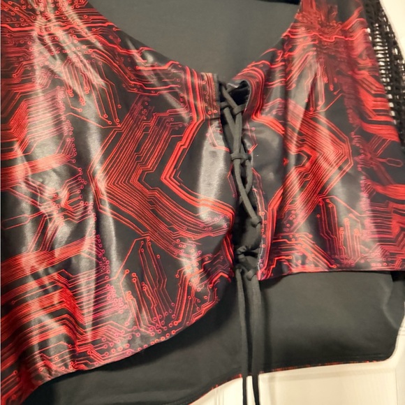 iHeartRaves Red & Black Mesh Sleeve Tie-Front Crop Top - Picture 2 of 3